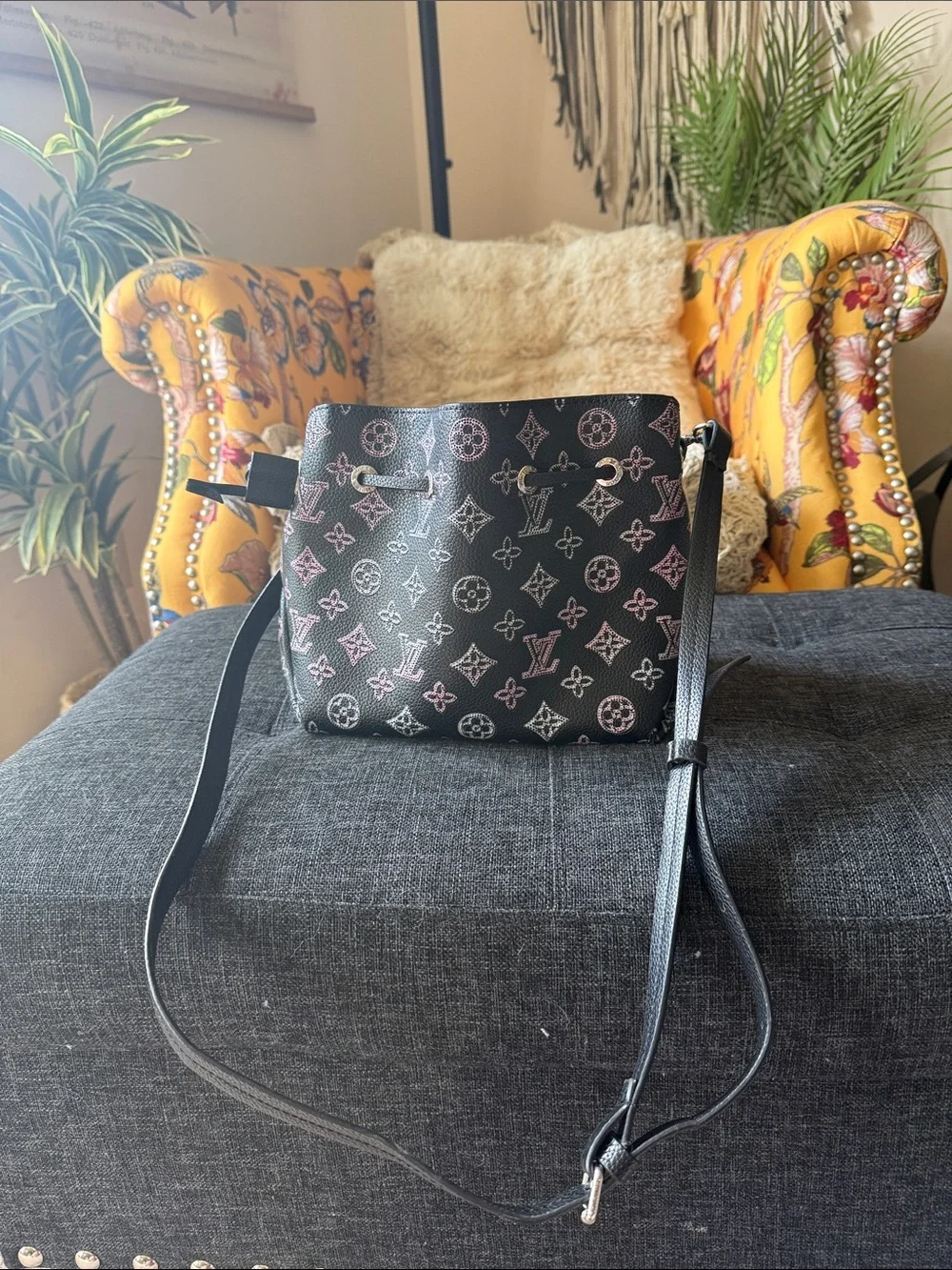 Louis Vuitton black and pink perforated Monogram Mahina leather Bella bucket bag - Picture 4 of 10